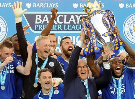 epaselect epa05293910 Leicester City manager Claudio Ranieri (C) and his captain, Wes Morgan, lift the Premier League trophy after the English Premier League match between Leicester City and Everton at the King Power stadium Leicester in Leicester, Britain, 07 May 2016.  EPA/SIMON KIMBER EDITORIAL USE ONLY. No use with unauthorized audio, video, data, fixture lists, club/league logos or 'live' services. Online in-match use limited to 75 images, no video emulation. No use in betting, games or single club/league/player publications