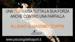 UNA TIGRE USA TUTTA LA SUA FORZA